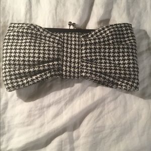 Houndstooth clutch with strap
